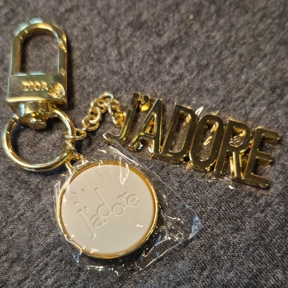 Gold and White Key Holder With 'J'adore' Charm - Picture 3 of 3